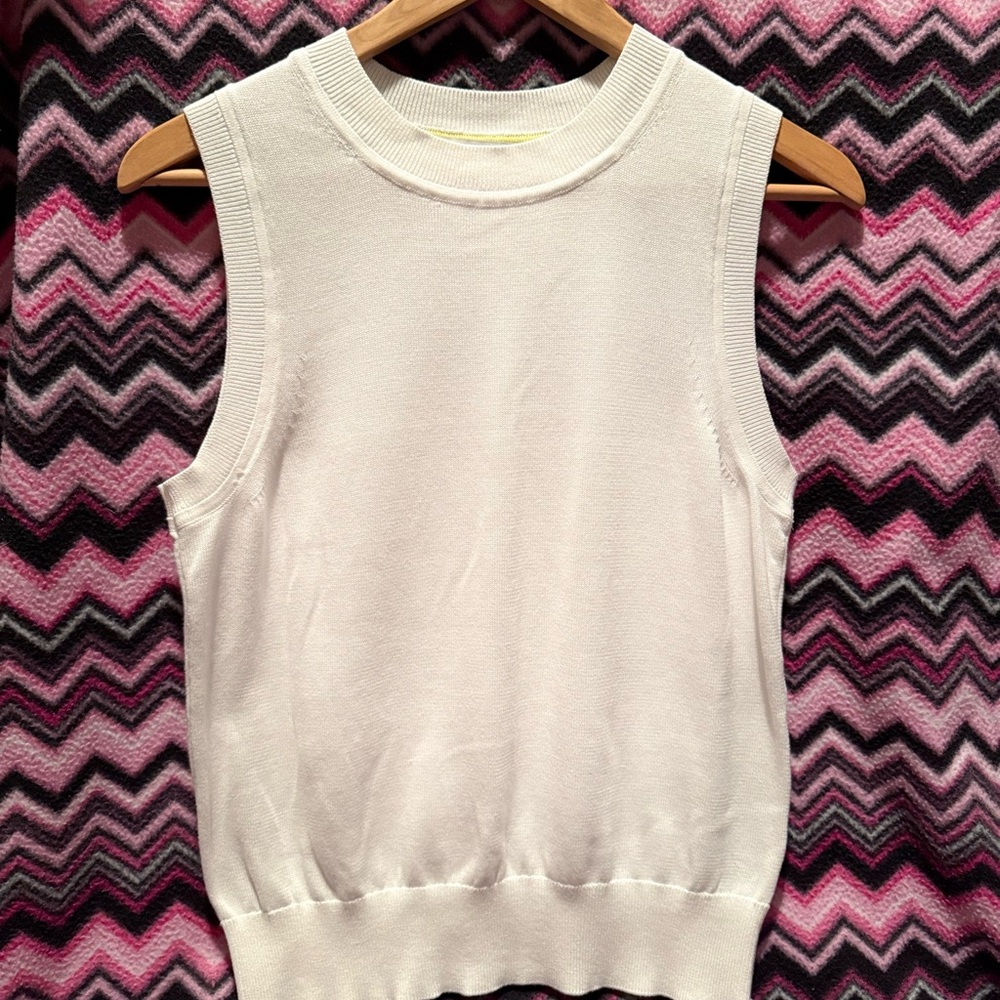 Chic Sleeveless Knit Tank Top in White